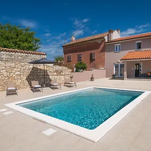 https://villa-ester-pula.in-istria.net