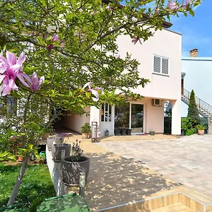 https://apartments-milka-2074.in-istria.net